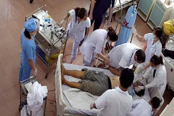 Các nạn nhân được chuyển đến Trung tâm y tế huyện Đạ Tẻh cấp cứu.