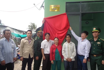 Bàn giao nhà mới cho gia đình ông bà Nguyễn Tin ở đảo Bích Đầm, thuộc phường Vĩnh Nguyên, thành phố Nha Trang.(Ảnh: LÊ NGUYÊN PHONG)