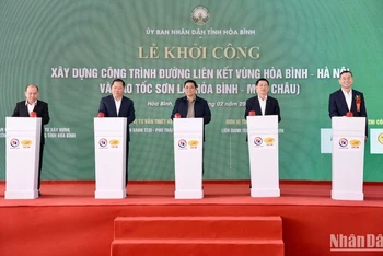 Thủ tướng Phạm Minh Chính và các đại biểu thự hiện nghi lễ khởi công xây dựng công trình đường liên kết vùngHoaf Bình- Hà Nội (Ảnh: TRẦN HẢI)
