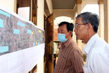 Người dân xã Vĩnh Thanh, huyện Nhơn Trạch, tỉnh Đồng Nai xem bản đồ dự án đường Vành đai 3 Thành phố Hồ Chí Minh đi qua địa bàn.