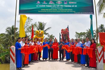 Lễ cắt băng khánh thành cầu yêu thương số 88 tại xã Trung Chánh, huyện Vũng Liêm, tỉnh Vĩnh Long (Ảnh: BÁ DŨNG)