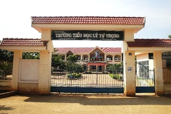 Trường tiểu học Lý Tự Trọng (Đắk Lắk), nơi xảy ra vụ việc 31 học sinh bị ngộ độc sau khi nhận bóng bay từ người lạ. (Ảnh: CÔNG LÝ)