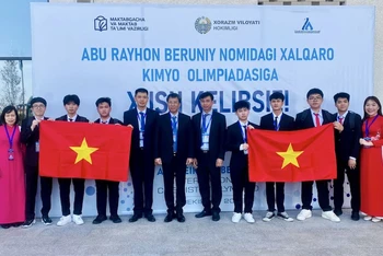 Đoàn Việt Nam tham dự Olympic Hóa học Quốc tế Abu Reikhan Beruniy lần thứ nhất (Ảnh: Bộ Giáo dục và Đào tạo)