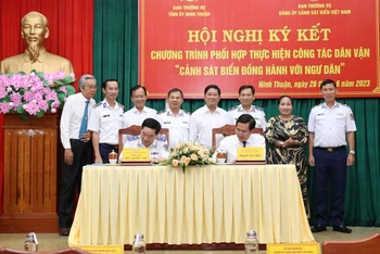 Các đồng chí trong Ban Thường vụ Tỉnh ủy Ninh Thuận và Ban Thường vụ Đảng ủy Cảnh sát biển Việt Nam thực hiện nghi thức Lễ ký kết Chương trình phối hợp.