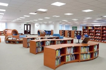 Thư viện tại một trường có yếu tố nước ngoài ở Hà Nội.