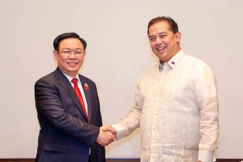 Chủ tịch Quốc hội Vương Đình Huệ gặp Chủ tịch Hạ viện Philippines Martin Romualdez. (Ảnh: DOÃN TẤN)