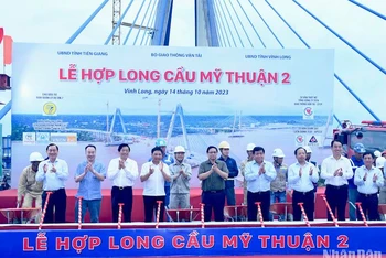 Thủ tướng thực hiện nghi thức hợp long cầu Mỹ Thuận 2