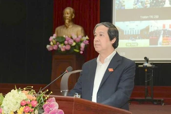 Bộ trưởng Giáo dục và Đào tạo Nguyễn Kim Sơn trao đổi, tiếp thu ý kiến cử tri. 
