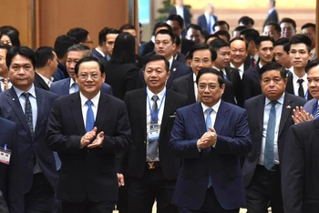 Thủ tướng Phạm Minh Chính và Thủ tướng Lào Sonexay Siphandone dự Hội nghị hợp tác đầu tư Việt Nam-Lào 2024 (Ảnh: TRẦN HẢI) 