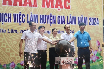 Các đại biểu thực hiện nghi thức khai mạc tại Phiên giao dịch.