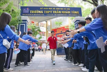 Thí sinh tại kỳ thi tuyển sinh vào lớp 10 của Hà Nội (Ảnh: THANH TÙNG/TTXVN)