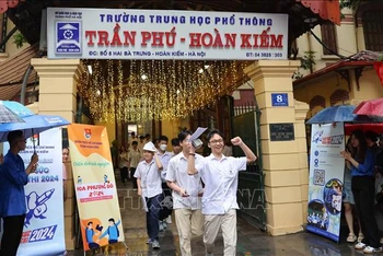 Niềm vui của thí sinh khi hoàn thành bài thi môn Toán, tại điểm thi Trường THPT Trần Phú, Hoàn Kiếm, Hà Nội (Ảnh: THANH TÙNG/TTXVN)