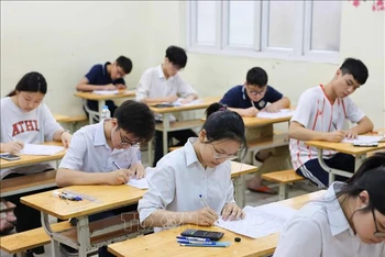 Thí sinh tham dự kỳ thi tuyển sinh vào lớp 10 năm học 2024-2025 của Hà Nội (Ảnh: THANH TÙNG/TTXVN)