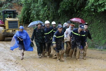 Lực lượng chức năng tìm kiếm, cứu hộ nạn nhân trong vụ sạt lở đất ở Hà Giang. (Ảnh: KHÁNH TOÀN)