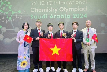 Đội tuyển quốc gia Việt Nam tham dự ICHO năm 2024: (Từ trái sang phải ảnh) PGS.TS Nguyễn Thị Thu Hà (Trưởng đoàn), Đỗ Phú Quốc, Giáp Vũ Sơn Hà, Nguyễn Hữu Tiến Hưng, Trần Đăng Khôi, TS Phạm Văn Phong (Phó đoàn)