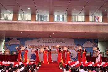 Giáo viên biểu diễn văn nghệ chào mừng học sinh trong Ngày hội Greeting day của Trường tiểu học Nguyễn Viết Xuân 