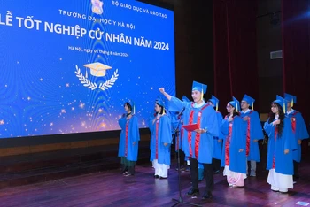 Các tân khoa danh dự và tập thể tân cử nhân Khóa 2020-2024 Trường đại học Y Hà Nội đã tuyên thệ “Lời thề nghề nghiệp” trong lễ tốt nghiệp. 