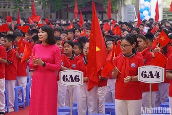 Giáo viên, học sinh Trường THCS Khương Đình (quận Thanh Xuân, Hà Nội) trong Lễ khai giảng năm học mới (Ảnh: TRUNG HIẾU)