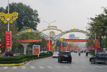 Các tuyến phố trung tâm thành phố Vĩnh Yên được trang hoàng lộng lẫy