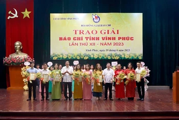 Các đồng chí lãnh đạo tỉnh trao giải A cho các tác giả.