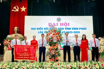 Phó Bí thư Thường trực Tỉnh ủy Phạm Hoàng Anh tặng bức trướng chúc mừng đại hội.