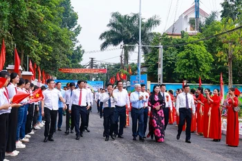 Đồng chí Đỗ Văn Chiến và lãnh đạo tỉnh tham quan Làng văn hóa kiểu mẫu Bàn Mạch.