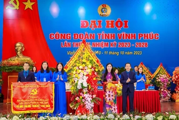 Bí thư Tỉnh ủy Hoàng Thị Thúy Lan chúc mừng Đại hội.