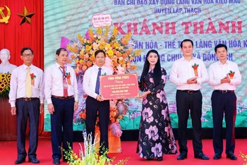 Bí thư Tỉnh ủy Hoàng Thị Thúy Lan thưởng cho xã Đồng Ích, huyện Lập Thạch vì hoàn thành sớm công trình.