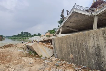 Bờ kè bị sập đổ hoàn toàn.