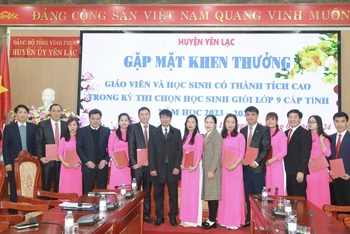 Lãnh đạo huyện Yên Lạc khen thưởng giáo viên giỏi năm học 2023-2024. (Ảnh: Hà Hồng Hà)