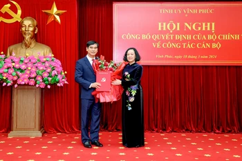 Đồng chí Trương Thị Mai trao quyết định cho đồng chí Dương Văn An.