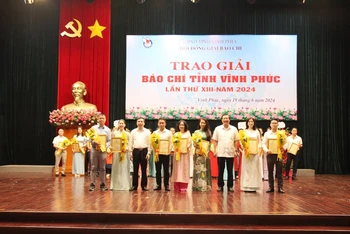 Lãnh đạo tỉnh trao Giải A cho các tác giả.