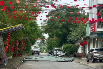 Dông lốc cuốn bay mái nhà người dân tại phường Tích Sơn, thành phố Vĩnh Yên.