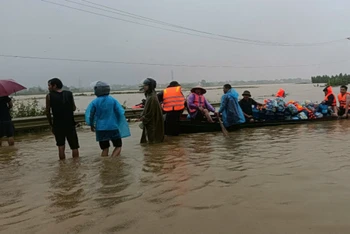 Chuyển hàng cứu trợ cho người dân xã Sơn Đông, huyện Lập Thạch.