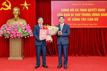 Bí thư Tỉnh ủy Dương Văn An trao Quyết định của Ban Bí thư chuẩn y chức vụ Phó Bí thư Tỉnh ủy cho đồng chí Bùi Huy Vĩnh.