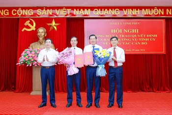 Lãnh đạo Tỉnh ủy chúc mừng hai đồng chí mới được điều động, phân công nhiệm vụ.