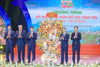 Bí thư Tỉnh ủy Dương Văn An tặng hoa chúc mừng thành phố Vĩnh Yên.