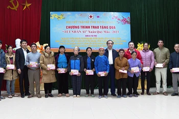 Đồng chí Chẩu Văn Lâm, Ủy viên Trung ương Đảng, Bí thư Tỉnh ủy, Trưởng Đoàn Đại biểu Quốc hội tỉnh Tuyên Quang tặng quà cho các gia đình chính sách.