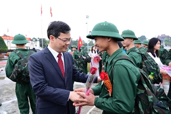 Chủ tịch UBND tỉnh Tuyên Quang Nguyễn Văn Sơn tặng hoa động viên tân binh lên đường nhập ngũ.