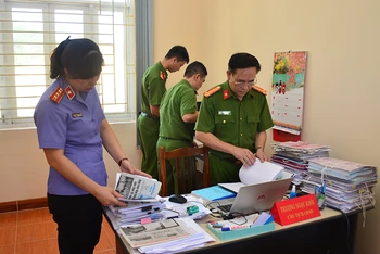 Lực lượng chức năng tỉnh Tuyên Quang khám xét nơi làm việc của bị can trong vụ án tham nhũng.
