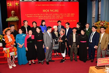 Lãnh đạo tỉnh Tuyên Quang với các đại biểu dự hội nghị.