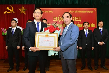 Đồng chí Chẩu Văn Lâm, Bí thư Tỉnh ủy Tuyên Quang trao Bằng khen cho Đảng bộ Công ty Thủy điện Tuyên Quang đã có thành tích hoàn thành xuất sắc nhiệm vụ 5 năm liên tục (2018-2022).