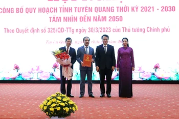 Lãnh đạo Bộ Kế hoạch và Đầu tư trao Quyết định số 325/QĐ-TTg của Thủ tướng Chính phủ cho lãnh đạo tỉnh Tuyên Quang.