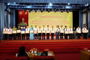 Đồng chí Chẩu Văn Lâm, Ủy viên Trung ương Đảng, Bí thư Tỉnh ủy Tuyên Quang trao bằng khen cho các cá nhân điển hình học tập và làm theo Bác.