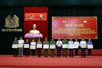 Lãnh đạo tỉnh Tuyên Quang trao Bằng khen của Chủ tịch Ủy ban nhân dân tỉnh Tuyên Quang cho các tập thể, cá nhân.