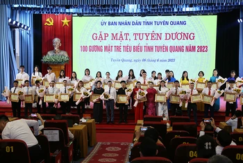 Lãnh đạo tỉnh Tuyên Quang trao Bằng tuyên dương và tặng hoa cho các gương mặt trẻ tiêu biểu.
