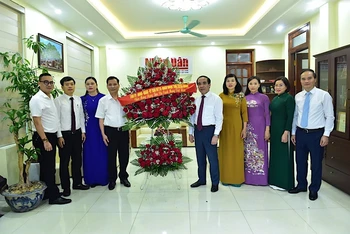 Đồng chí Chẩu Văn Lâm, Ủy viên Trung ương Đảng, Bí thư Tỉnh ủy Tuyên Quang chúc mừng Văn phòng đại diện Báo Nhân Dân tại Tuyên Quang.