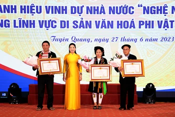 Đồng chí Lê Thị Kim Dung, Phó Bí thư Thường trực Tỉnh ủy, Chủ tịch Hội đồng nhân dân tỉnh Tuyên Quang trao tặng danh hiệu Nghệ nhân Ưu tú.