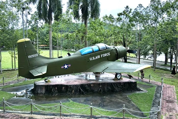 Máy bay AD-5 được vận chuyển từ sân bay Biên Hòa ra trưng bày tại Khu di tích lịch sử Công an nhân dân (xã Minh Thanh, huyện Sơn Dương) nhân dịp kỷ niệm 10 năm thiết lập quan hệ ngoại giao Việt Nam-Hoa Kỳ, tháng 6/2005. 