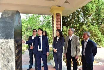 Các đồng chí lãnh đạo Ban Tuyên giáo Trung ương và lãnh đạo Ban Tuyên giáo Tỉnh ủy Tuyên Quang thăm Bia di tích Ban Tuyên huấn Trung ương.